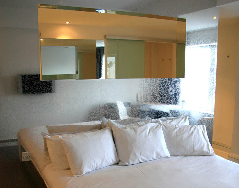 The Big Sleep hotel/切尔滕纳姆，格洛斯特郡，英国_suite_silver_bed.jpg