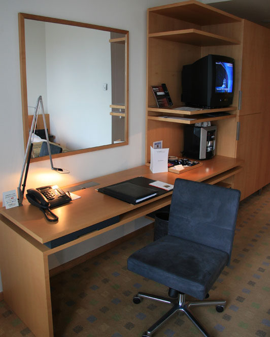 德国柏林瑞士大酒店(Swissôtel Berlin )_desk.jpg