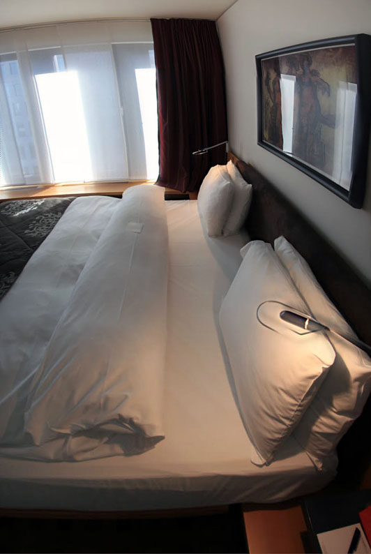 德国柏林瑞士大酒店(Swissôtel Berlin )_bed.jpg