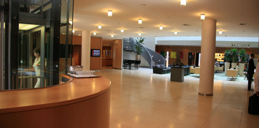 德国柏林瑞士大酒店(Swissôtel Berlin )_Panorama_of_reception_lobby.jpg