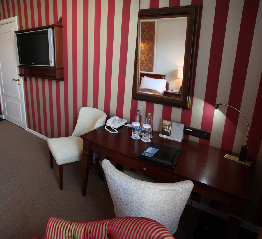 Kempinski Hotel Dukes Palace /比利时布鲁日_Room_desk.jpg