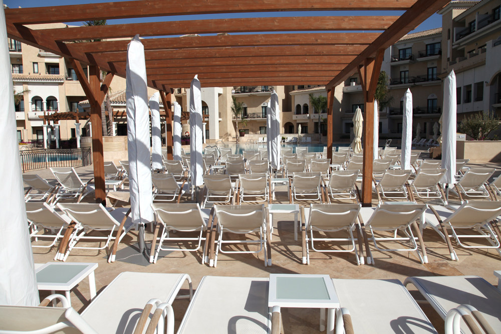 洲际拉托高尔夫度假村(Intercontinental La Torre Golf Resort and Spa)_P4_pool_chairs_large_Intercons_Polaris_World_485.jpg