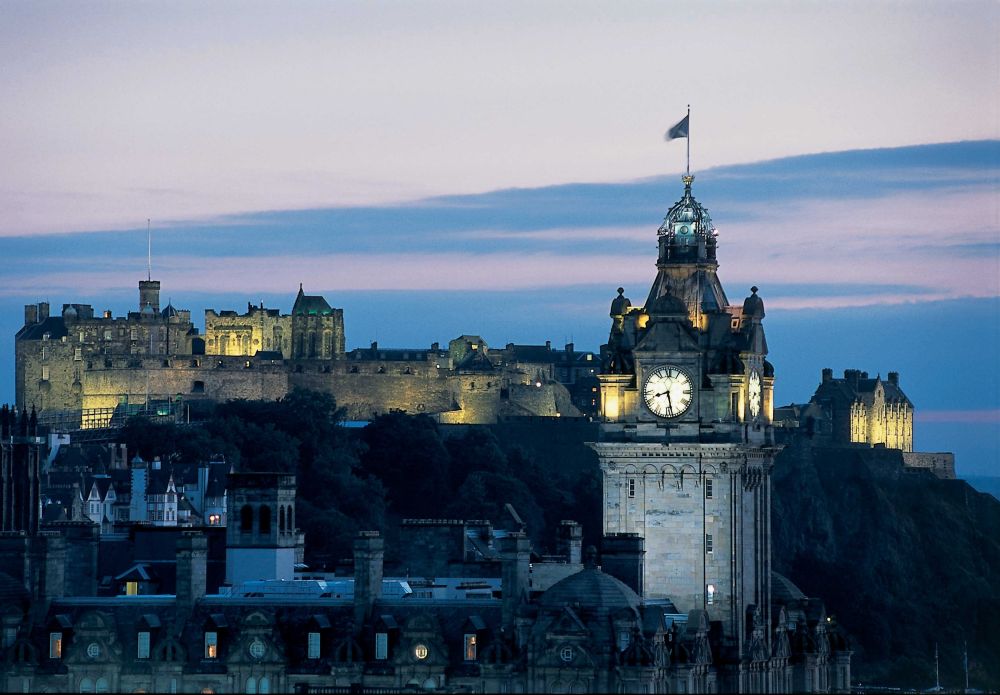 巴尔莫勒尔堡酒店-爱丁堡(The Balmoral hotel , Edinburgh)_bal_0604CastlwithBalmoral.jpg