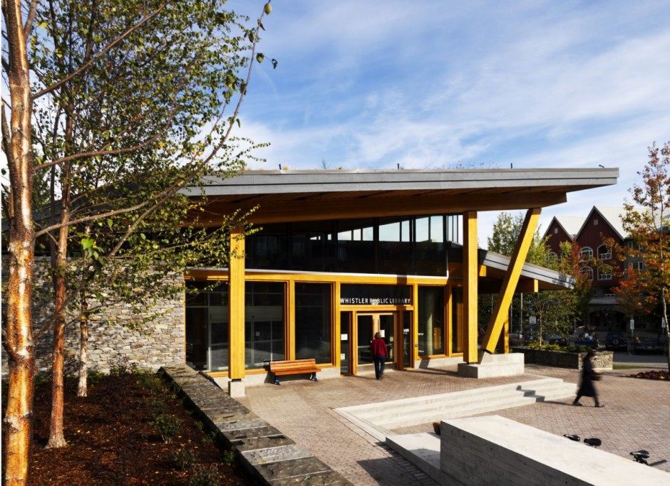 一个美丽的木制当代图书馆设计照相馆_Whistler-Public-Library-Entrance-Design.jpg