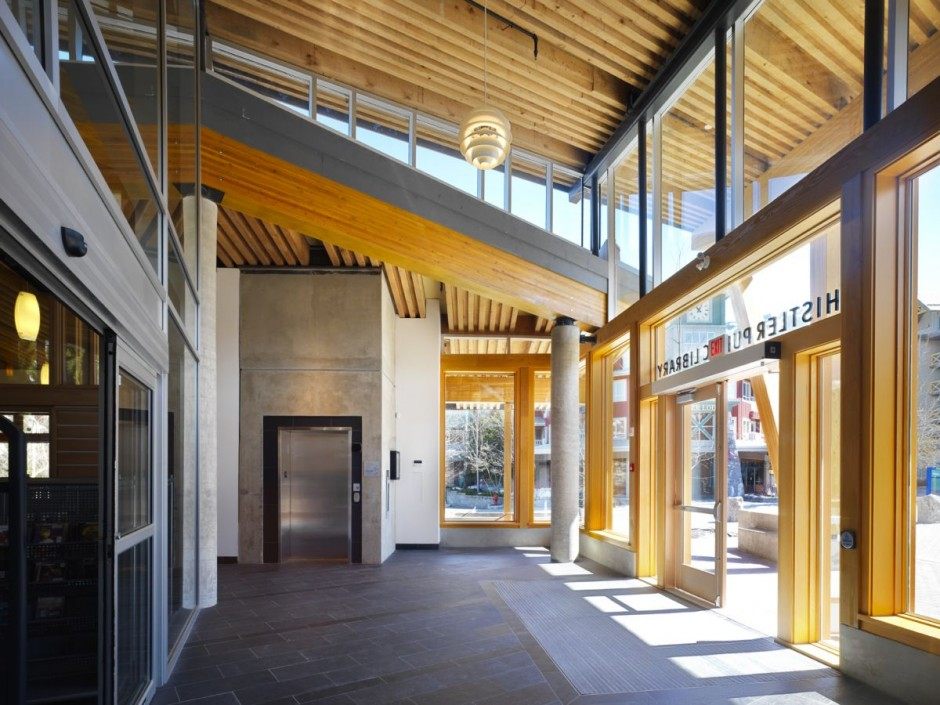 一个美丽的木制当代图书馆设计照相馆_Whistler-Public-Library-Entrance-Space-Interior-Design.jpg