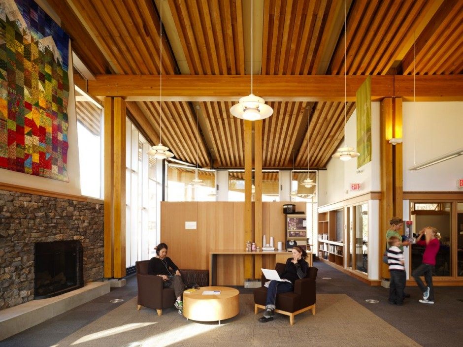 一个美丽的木制当代图书馆设计照相馆_Whistler-Public-Library-Fireplace-Interior-Design.jpg