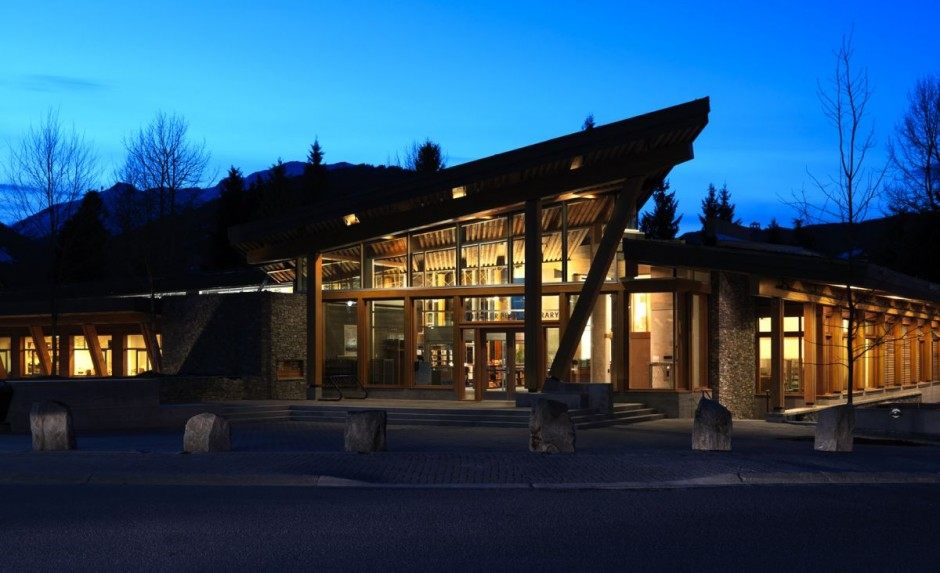 一个美丽的木制当代图书馆设计照相馆_Whistler-Public-Library-Front-Building-Architecture-Design.jpg