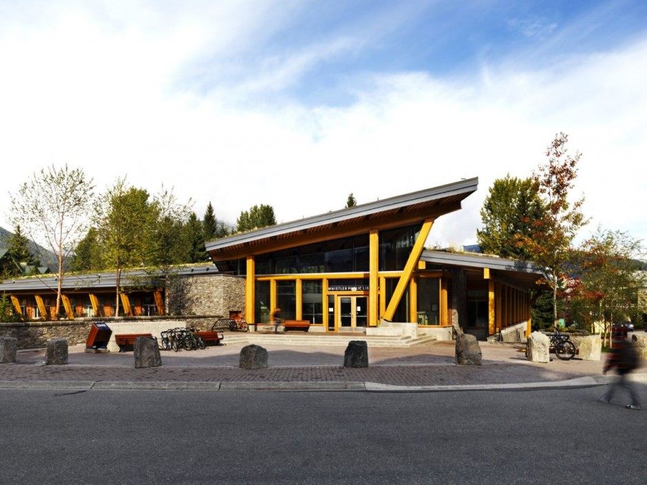 一个美丽的木制当代图书馆设计照相馆_Whistler-Public-Library-Front-Building-Design.jpg