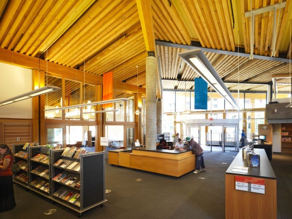 一个美丽的木制当代图书馆设计照相馆_Whistler-Public-Library-Interior-Design.jpg