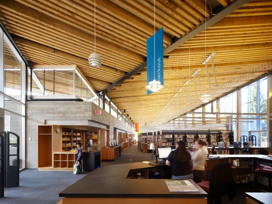 一个美丽的木制当代图书馆设计照相馆_Whistler-Public-Library-Main-Entry-Interior-Design.jpg