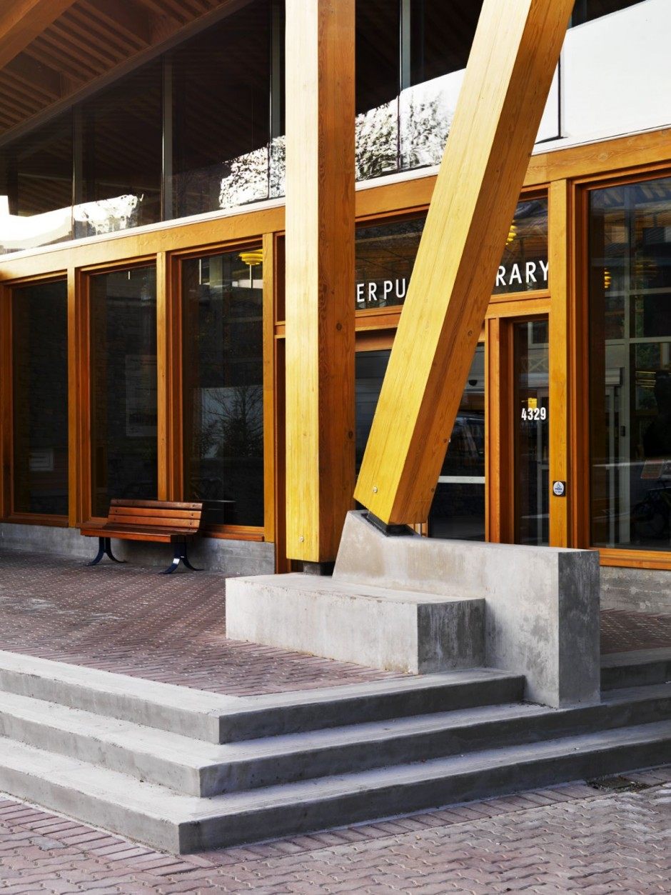 一个美丽的木制当代图书馆设计照相馆_Whistler-Public-Library-Wooden-Support-Frame-Architecture-Design.jpg