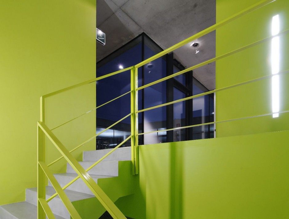 一个新总部设计，提供最大的能见度照相馆_The-Blaas-General-Partnership-Green-Painted-Staircase-Interior-Design.jpg