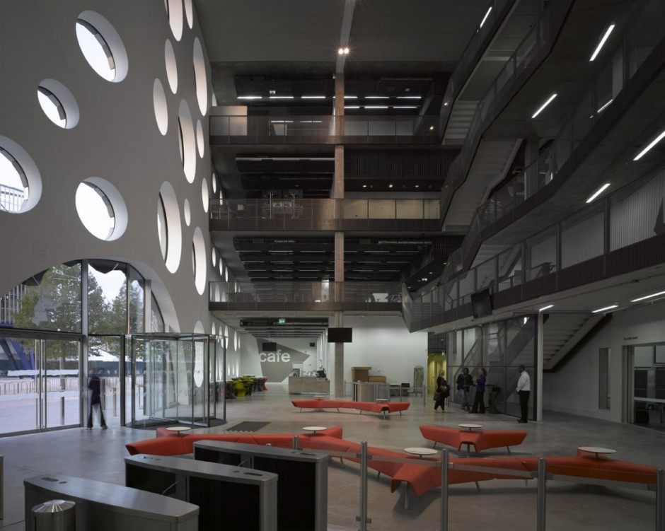 一个当代大学生的现代建筑立面不可思议_Ravensbourne-College-Main-Hall-Interior-Design.jpg