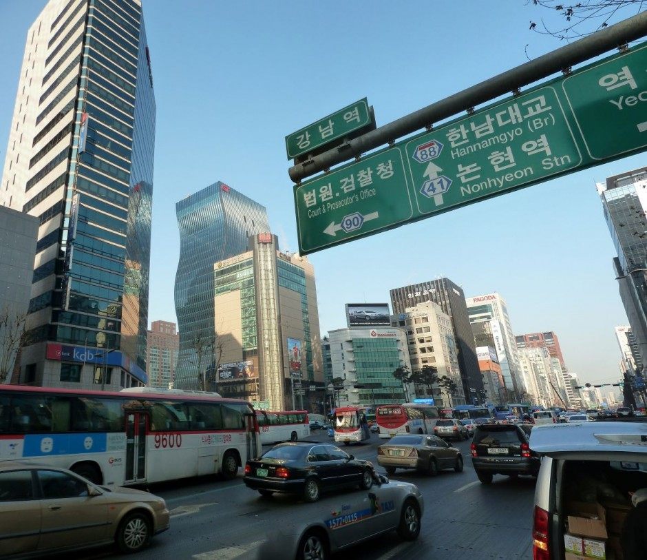 GT的塔ArchitectenConsort东靠，现代舒适的楼宇设计_GT-Tower-East-Viewed-From-The-Road.jpg