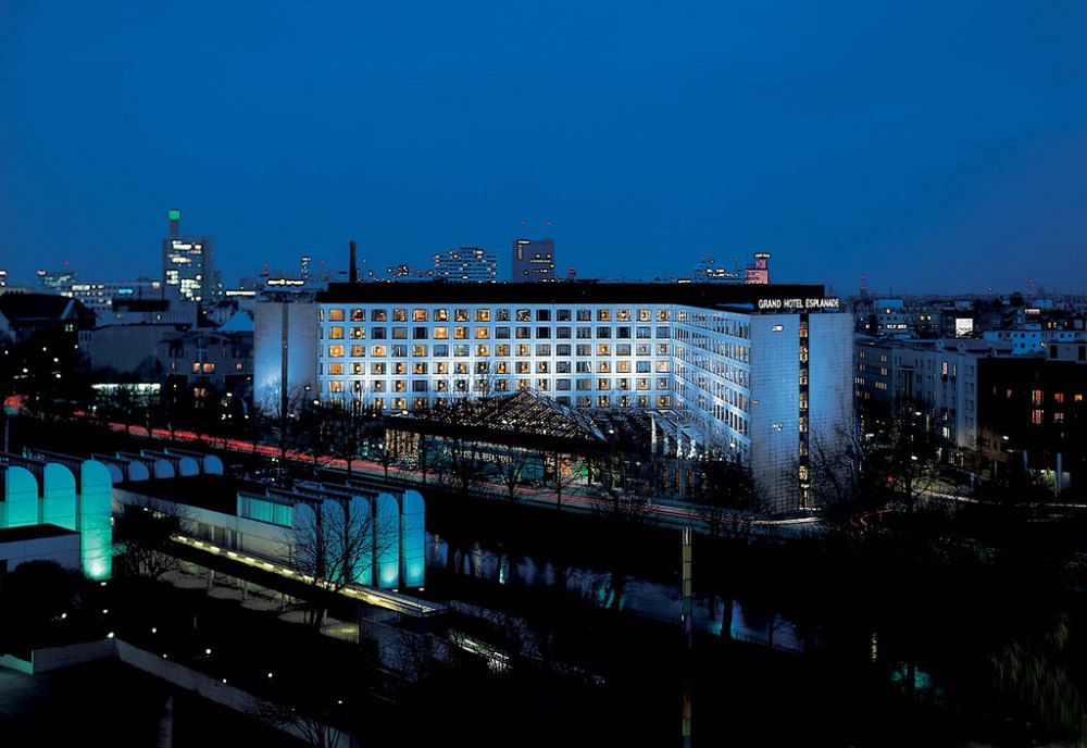 27)and Hotel Esplanade Berlin bei Nacht.jpg