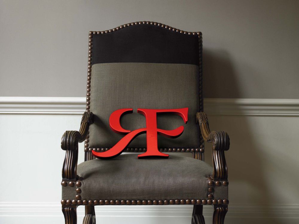 巴尔莫勒尔堡酒店-爱丁堡(The Balmoral hotel , Edinburgh)_20070725_The Balmoral - Chair with Logo.jpg