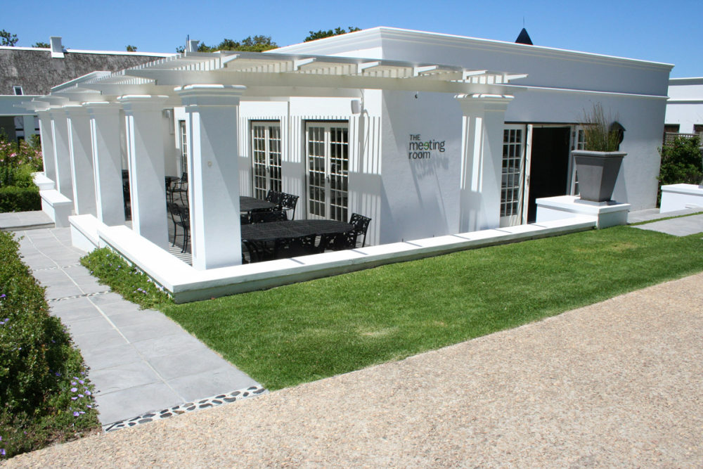 Steenberg hotel / 开普敦,南非_The-Meeting-Room-Outside-2.jpg