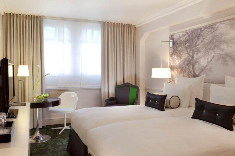 巴黎莱帕尔克特罗卡德罗酒店_20_05_11_Superior_Room_Renaissance_Paris_Le_Parc_Trocadero_Hotel_lrg.jpg