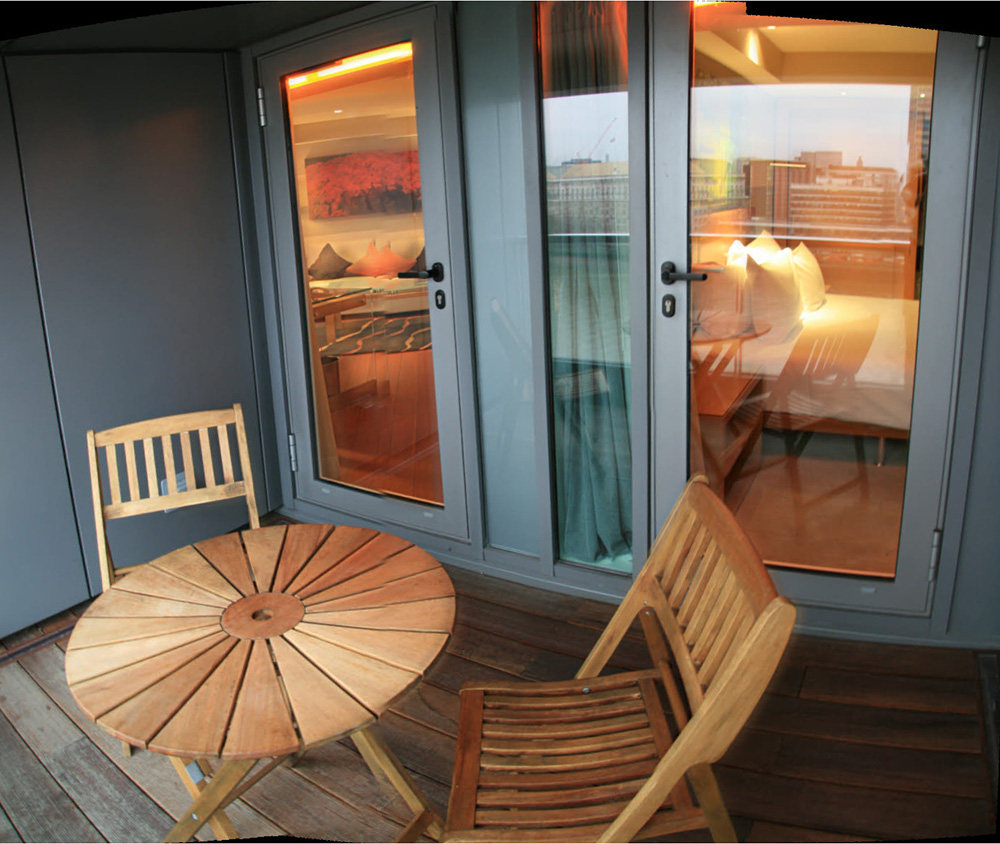 Plaza on the River/London, England_Suite_Balcony_overlooking_the_Tate_Britain.jpg