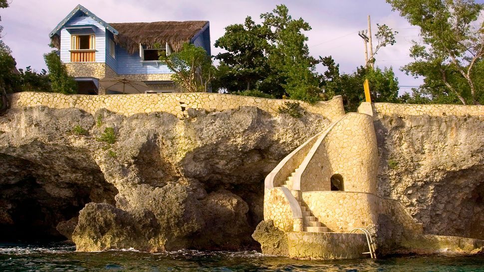 洞穴酒店，Negril，牙买加_001390-06-exterior-cliff-view-from-water.jpg