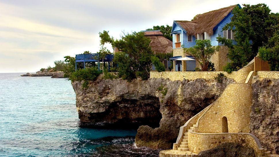 洞穴酒店，Negril，牙买加_001390-07-exterior-cliff-view-from-water.jpg