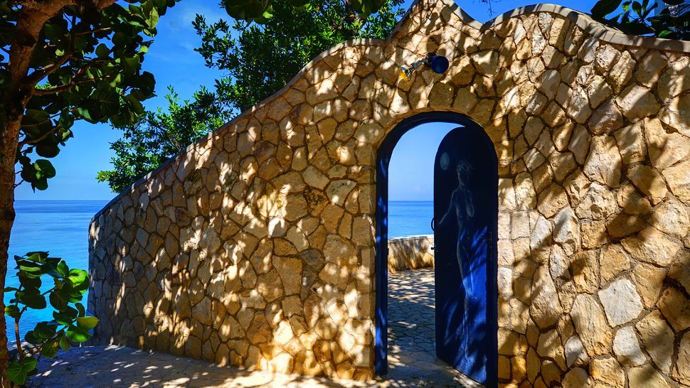 洞穴酒店，Negril，牙买加_001390-14-Caves-Door-entrance.jpg