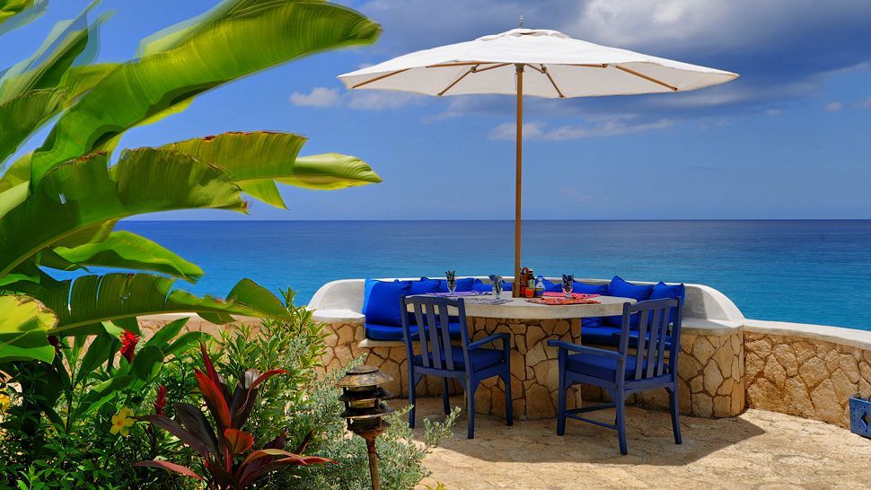 洞穴酒店，Negril，牙买加_001390-13-dining-under-umbrella-ocean-view.jpg