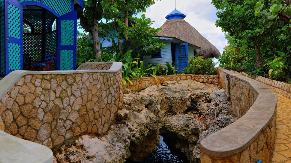 洞穴酒店，Negril，牙买加_001390-12-walkway.jpg