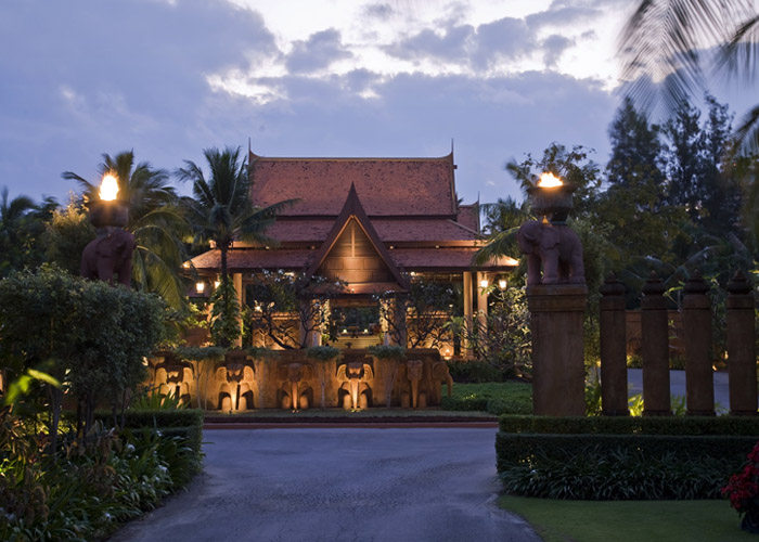 安纳塔拉华欣度假村，泰国_Main entrance by night-AHH_383.jpg