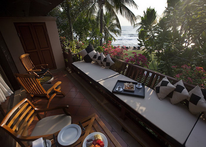 安纳塔拉华欣度假村，泰国_Spacious Suite balcony overlooking sunrise shores-AHH_373.jpg
