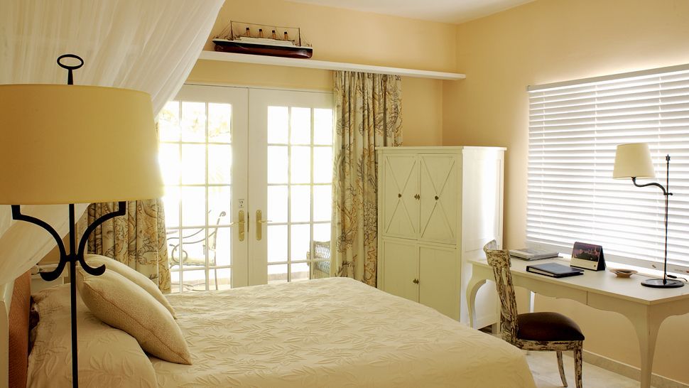 La Samanna/圣马丁岛,加勒比海_001712-14-bedroom-french-doors-patio.jpg