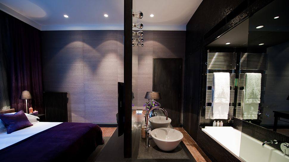 运河酒店,荷兰canal-hotel,holland_009150-02-bedroom-dark-palette-bathroom-divider.jpg