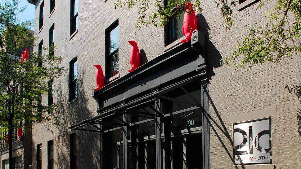 21c Museum Hotel/路易斯威尔,美国_004781-08-hotel-exterior-red-penguins.jpg