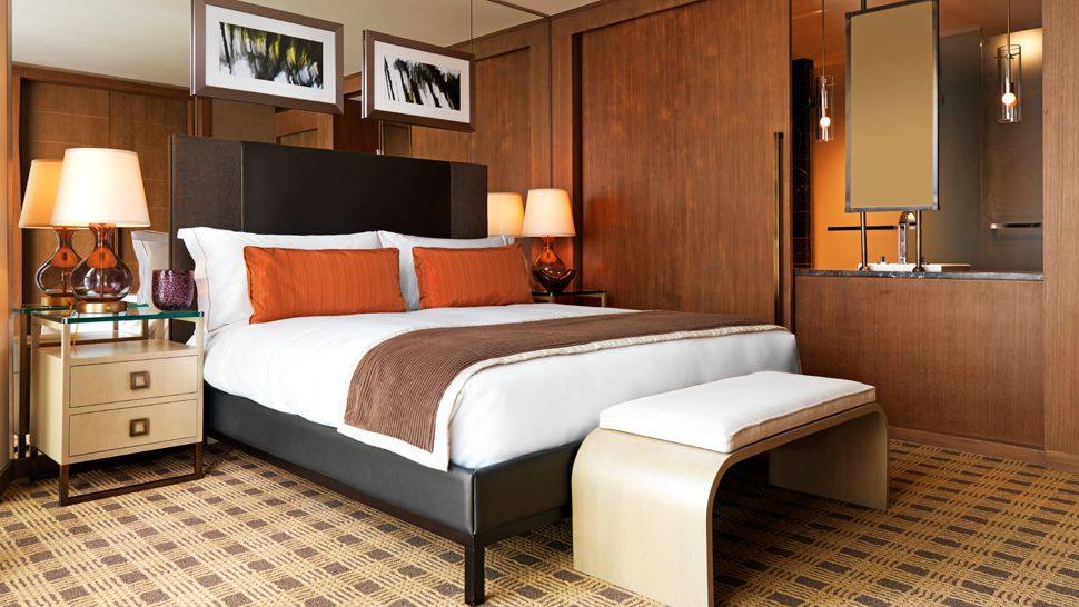洛登温哥华酒店_005646-01-bedroom-king-bed.jpg