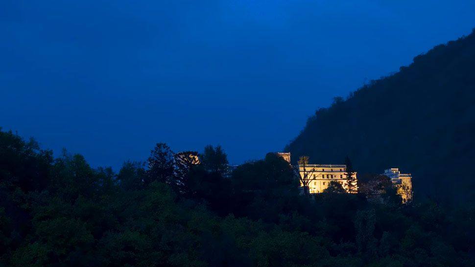 喜马拉雅山阿南达温泉度假村(Ananda-In the Himalayas)_003650-01-resort-view-trees-night.jpg