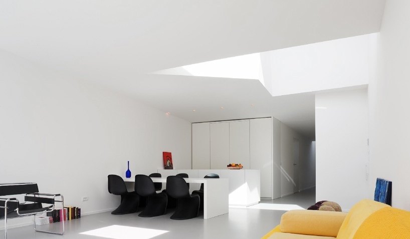 彷如光雕的前衛建築 – Narrow House_narrow07_Living_Space-full.___Bassam_El-Okeily.jpg