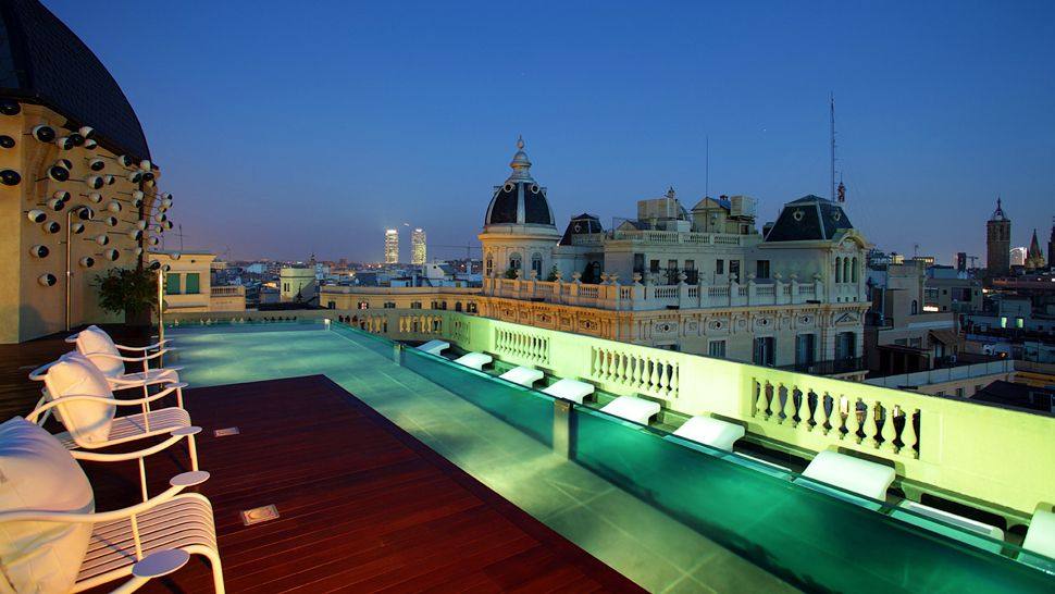 Ohla Hotel-巴塞罗那_009345-02-rooftop-illuminated-pool-night-city-view.jpg