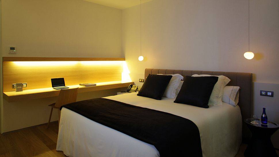 Ohla Hotel-巴塞罗那_009345-10-standard-guestroom.jpg