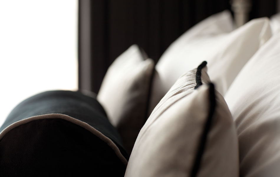 伦敦西昂公园华尔道夫酒店 London Syon Park Waldorf Astoria_Pillow_Detail_HR4.jpg