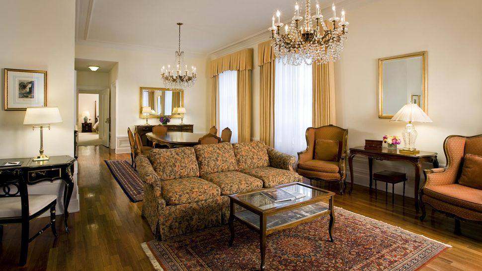 皇宫酒店,旧金山_002131-08-suite-living-room-persian-rug.jpg