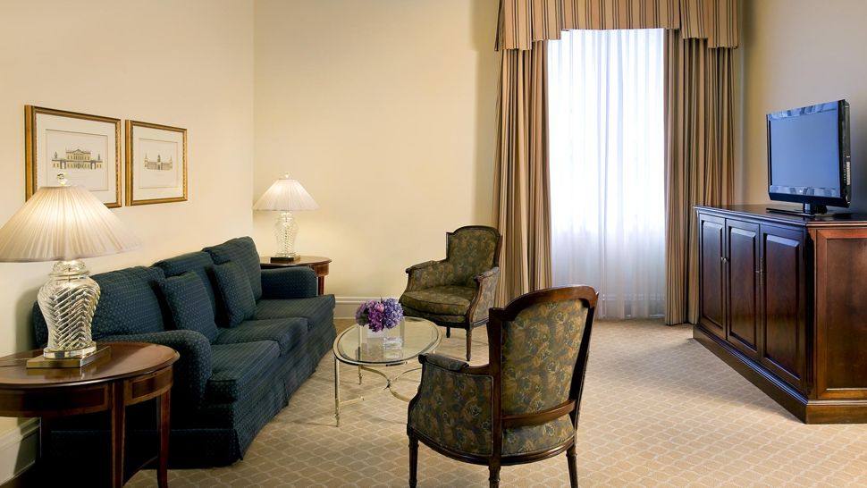 皇宫酒店,旧金山_002131-10-suite-livingroom-tv.jpg