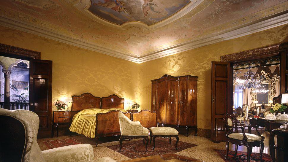达涅利Hotel Danieli/意大利威尼斯_002965-03-bedroom-with-ceiling-mural.jpg