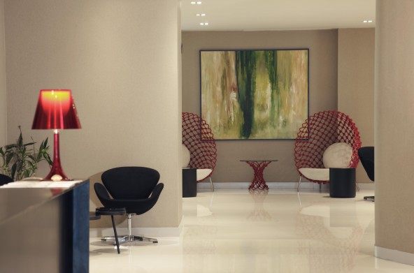 Eaton Smart-新德里机场过境酒店_Lobby_Shot_02.jpg