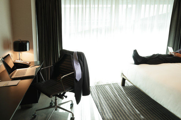 Eaton Smart-新德里机场过境酒店_Smart_Room_Working_Area.jpg
