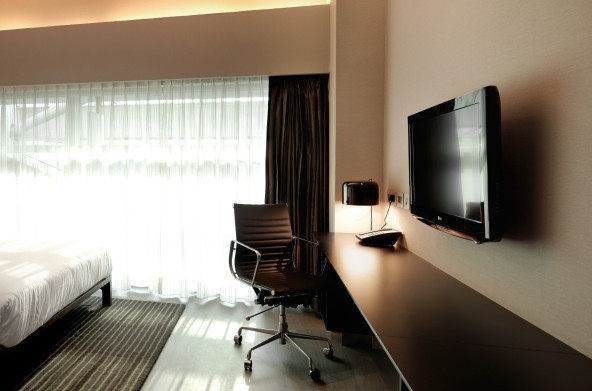 Eaton Smart-新德里机场过境酒店_Smart_Room_Working_Area_02.jpg