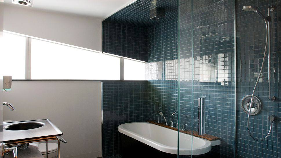 纽约库珀广场酒店Cooper Square Hotel, New York_007451-02-bathroom-dark-tiles-narrow-window.jpg