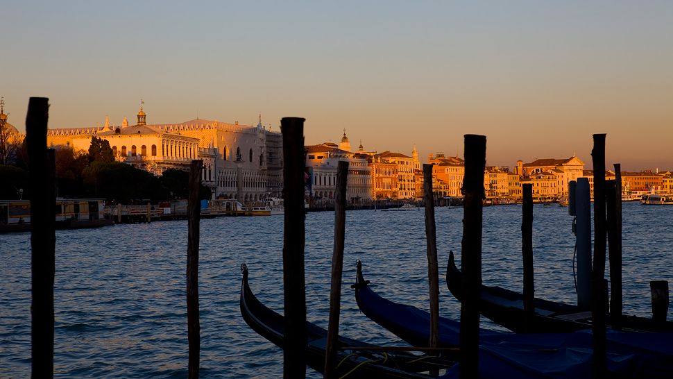 Star hotels Splendid Venice灿烂的明星 威尼斯/意大利_008866-06-venice-gondolas-sunset.jpg