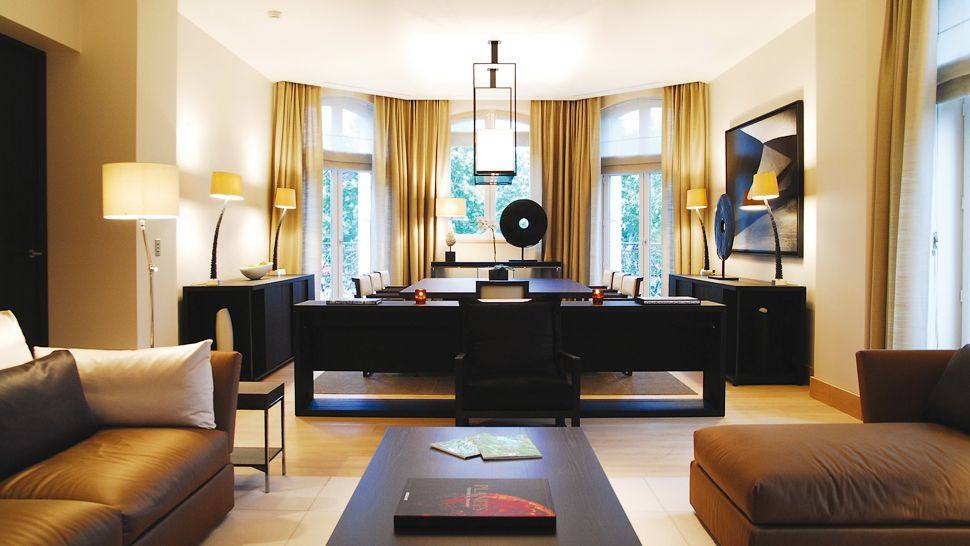 La Réserve Paris巴黎_007958-01-suite-living-triple-windows.jpg