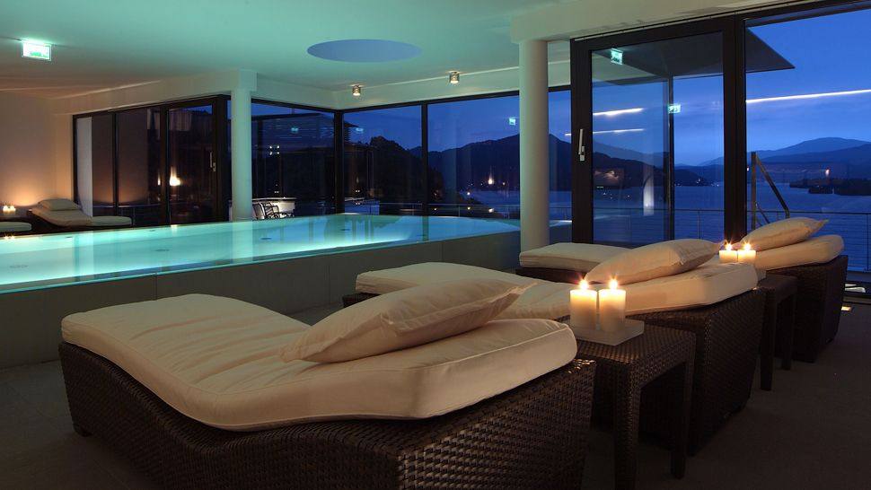 Aenea酒店/克拉根福,卡林西亚,奥地利_005211-03-indoor-pool-dusk-view.jpg