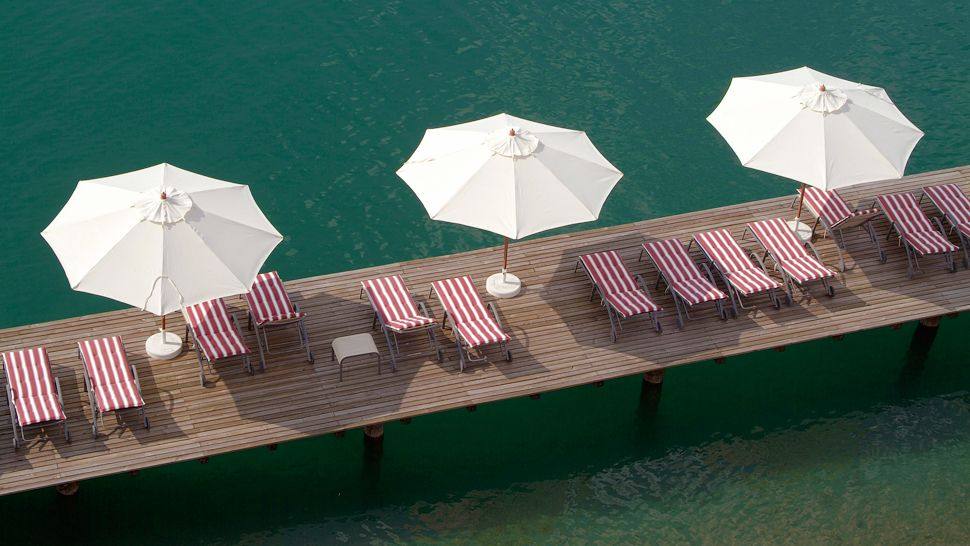 Aenea酒店/克拉根福,卡林西亚,奥地利_005211-02-deck-umbrellas.jpg